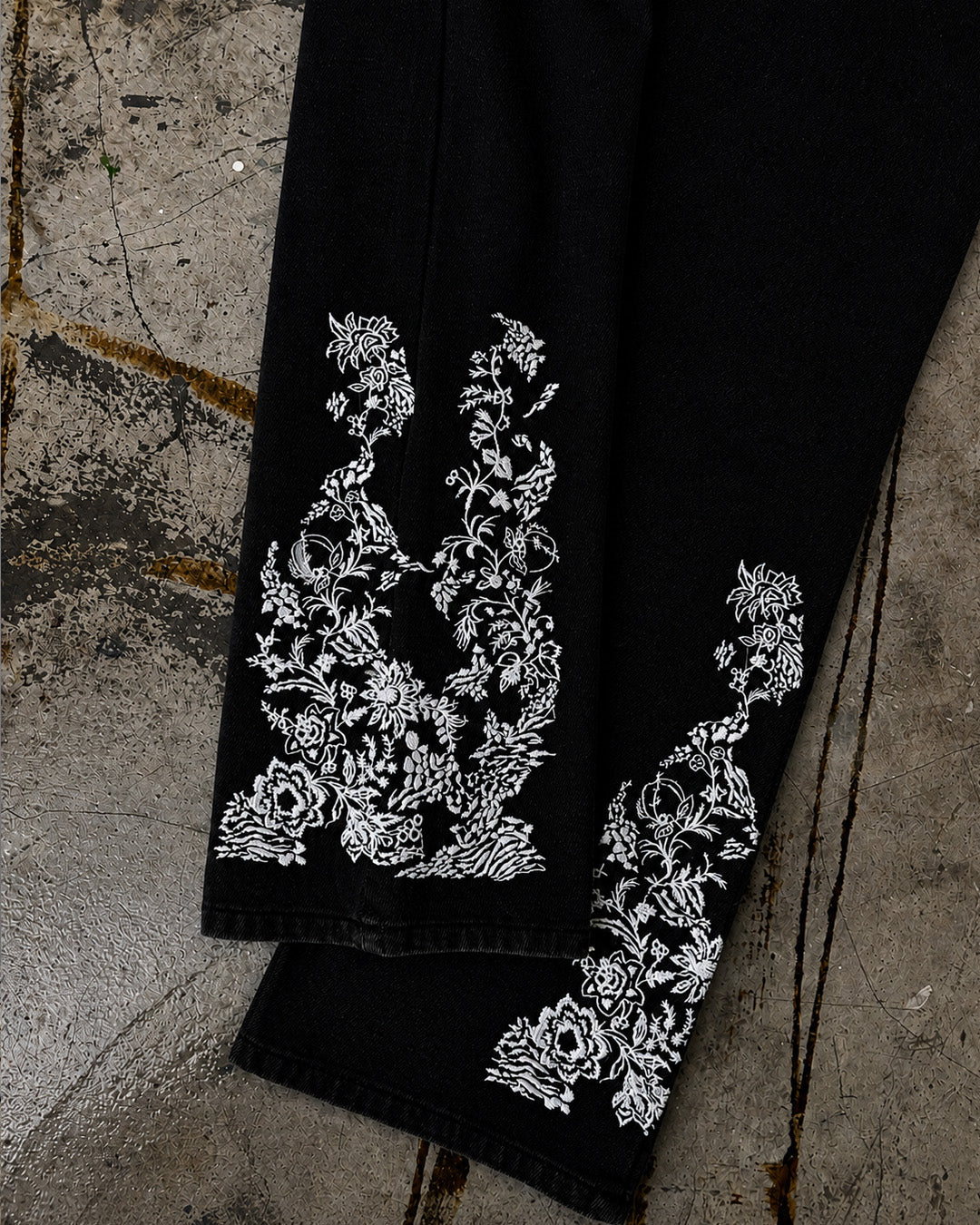"GARDEN OF EDEN" Bootcut Jeans (Black)